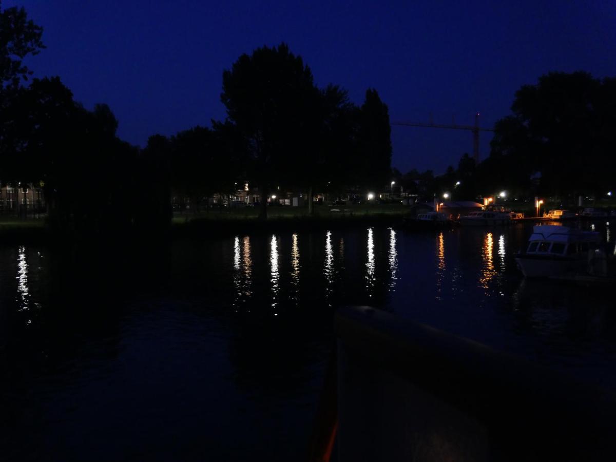 De Logeerboot Dordrecht Bed & Breakfast Bagian luar foto
